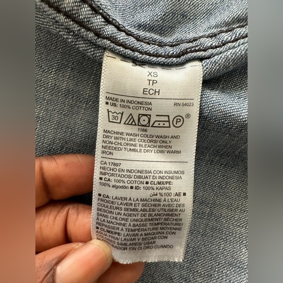 Old Navy The Classic Chambray Long Sleeve Button Up Shirt Size XS Basic Shirt - Picture 9 of 9